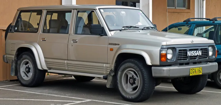 Серебристый Nissan Patrol Y60 на обычной парковке